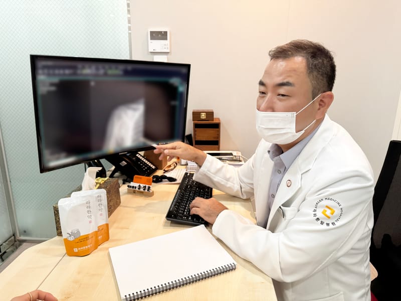 진료실에서 상담하는 라라한방병원 대표원장