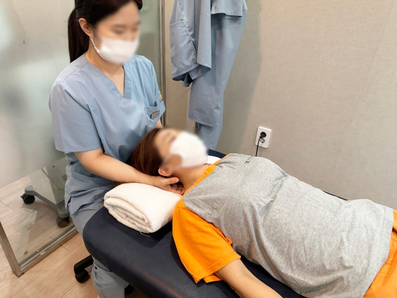 치료사가 도수치료를 하는 모습